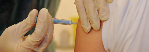 Infirmière vaccinant un adolescent