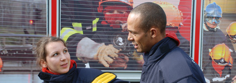 Deux sapeurs-pompiers de l'Essonne devant un Fourgon Pompe Tonne