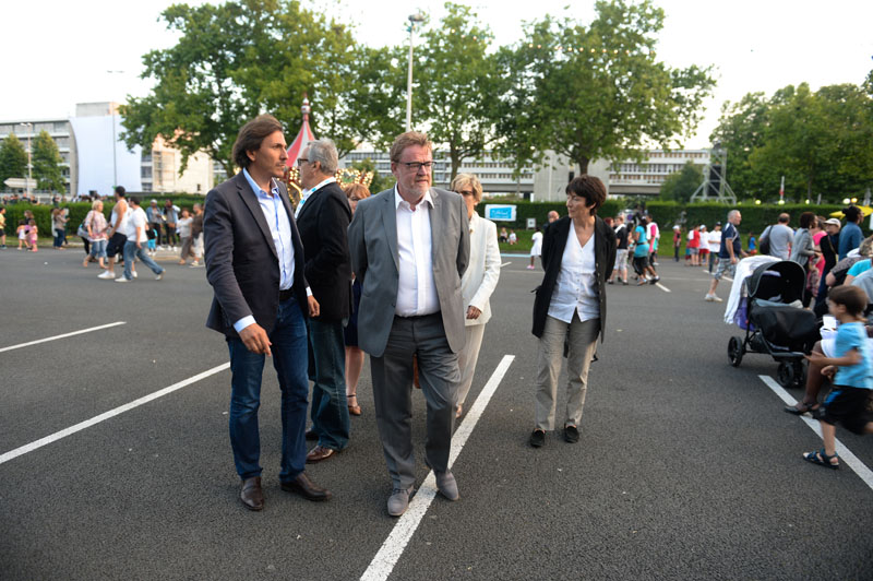 Devant l'hôtel du département