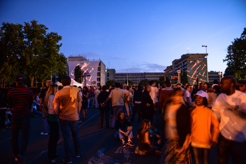 La cité administrative d'Evry à la nuit tombée