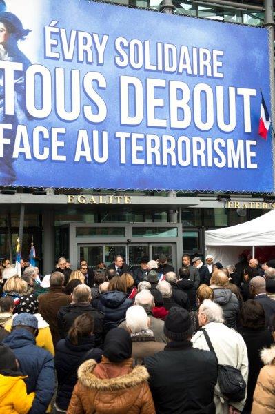 Hommage aux victimes des attentats sur le Parvis de l’Hôtel de ville d’Evry