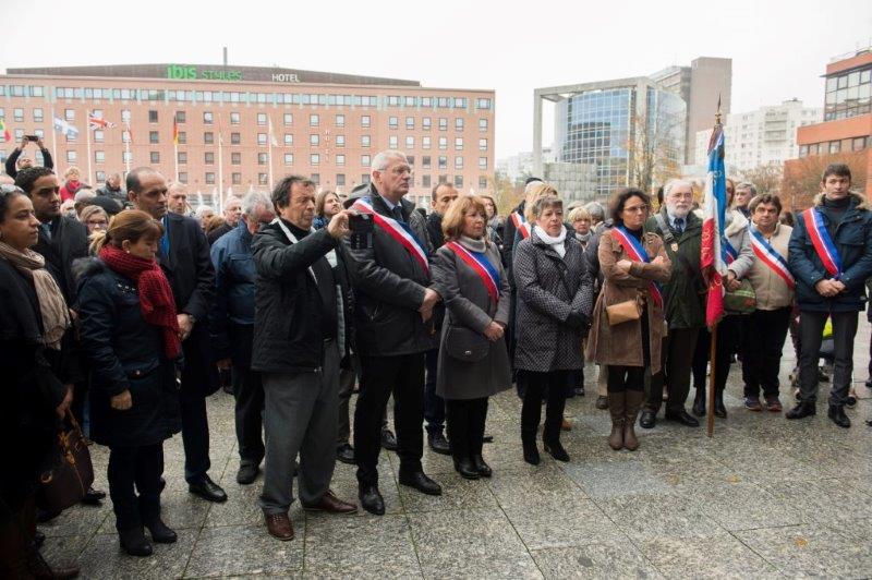 Hommage aux victimes des attentats sur le Parvis de l’Hôtel de ville d’Evry